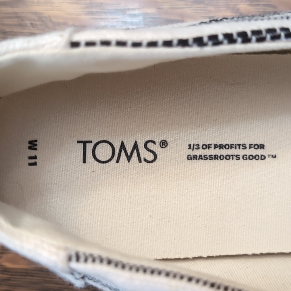 Toms - Picture 3 of 5